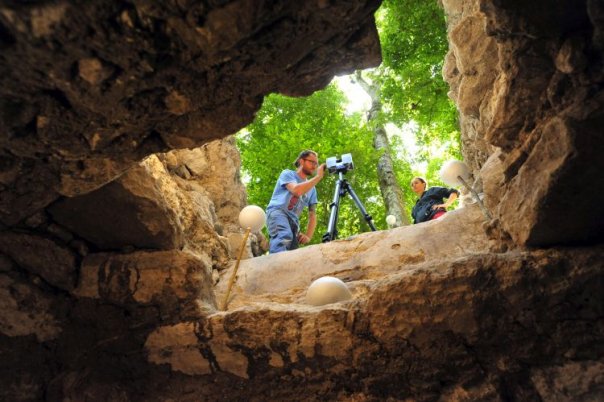 Odkrywanie tajemnic dawnych Majów. Archeolog i jego praca w Gwatemali